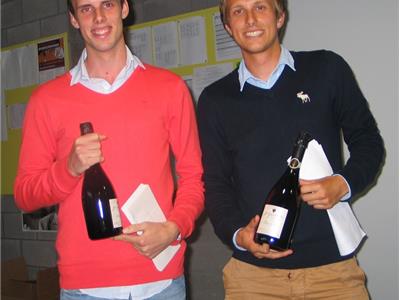 Daan en Cedric worden bedankt voor medeorganisatie Essens Enkeltornooi editie 2013