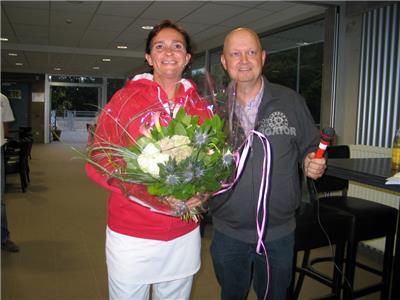 Cathleen Heijnen wordt in de bloemetjes gezet door voorzitter Koen Buyens